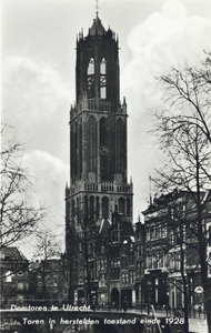 1650 Gezicht op de Oudegracht Tolsteegzijde te Utrecht met op de achtergrond de Domtoren.